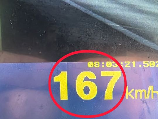 Policjanci z Komendy Powiatowej Policji w Strzelcach Opolskich kontrolują motocyklistę na drodze krajowej nr 94 po przekroczeniu prędkości do 167 km/h.