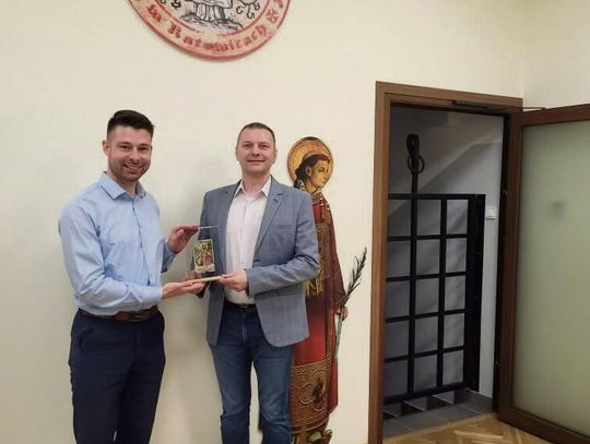 Odnaleziona pocztówka z 1919 roku z pałacu w Mosznej, z widocznymi znaczkami Germania i odręcznym pismem Kurrentschrift