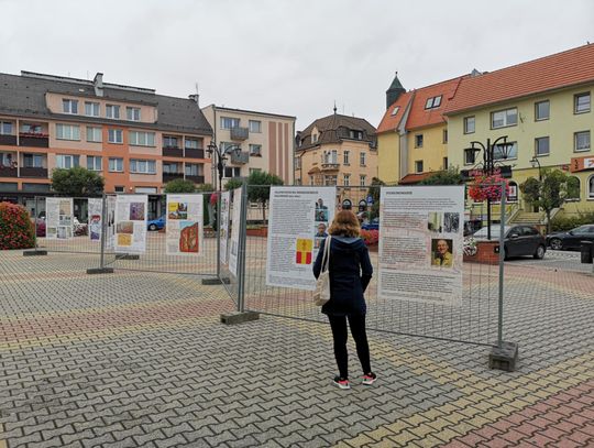 Na zdjęciu plenerowa wystawa na krapkowickim Rynku upamiętniająca 50-lecie Otwartej Galerii Malarstwa Polskiego