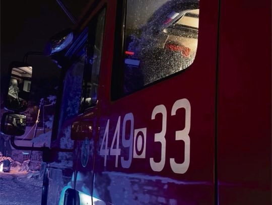 Policjanci weszli przez okno, by pomóc 41‑latkowi. Szybka akcja służb w Zdzieszowicach Radiowóz policyjny podczas wieczornej interwencji w zabudowie jednorodzinnej