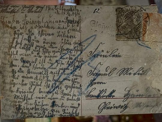 Ponad 100‑letnia pocztówka znaleziona za listwą przypodłogową w pałacu w Mosznej