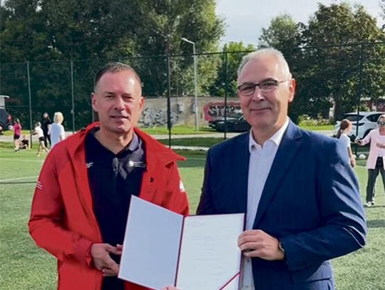 Orlik przy pływalni „Delfin” w Krapkowicach, gdzie zaplanowano modernizację szatni, pomieszczeń socjalnych i oświetlenia kortów tenisowych.