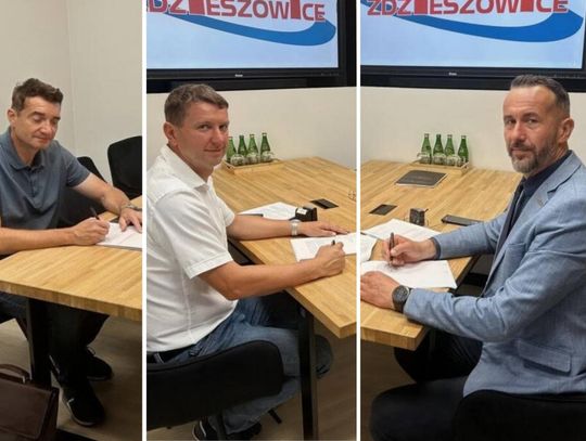 Burmistrz Zdzieszowic Sylwester Gidel podczas podpisania umów na przebudowę ulic Nowej w Krępnej i Ogrodowej w Żyrowej