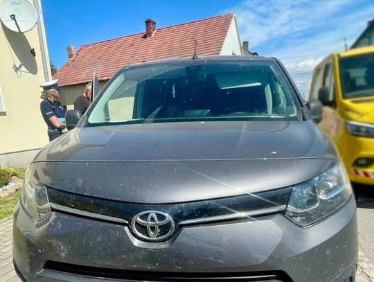 Policjanci zatrzymują samochód prowadzony przez pijanego kierowcę w gminie Strzeleczki po niebezpiecznej jeździe