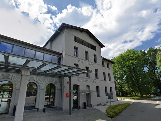 Dyrektor CUS Marek Korniak przedstawiający sprawozdanie podczas sesji Rady Miejskiej w Gogolinie.