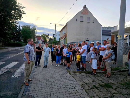 Uczestnicy Nocnego Zwiedzania Krapkowic podczas wieczornego spaceru po najstarszej części Otmętu