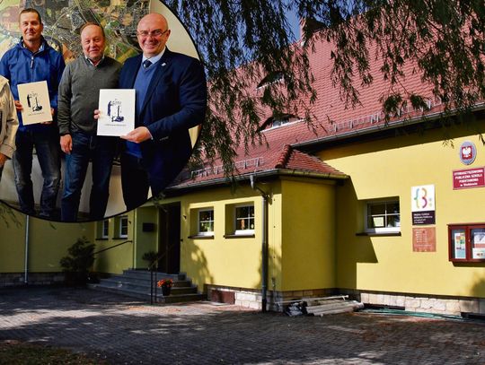 Ponad 650 tys. zł na rozbudowę szkoły w Steblowie! Podpisano umowę na nową salę i instalację gazową Podpisanie umowy na rozbudowę szkoły w Steblowie w Urzędzie Miasta i Gminy Krapkowice