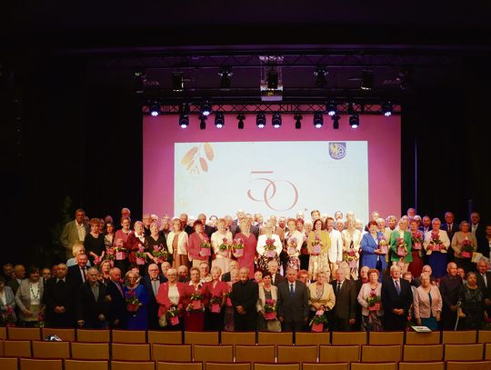 Jubilaci świętujący 50-lecie małżeństwa podczas uroczystości Złotych Godów w Krapkowickim Domu Kultury.