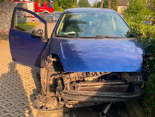 Uszkodzony fiat po uderzeniu w ogrodzenie posesji przy ulicy Parkowej w Kamieniu Śląskim.