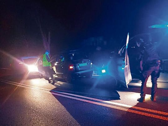 Radiowóz policji na drodze krajowej nr 45 w okolicach Żywocic podczas nocnej interwencji.