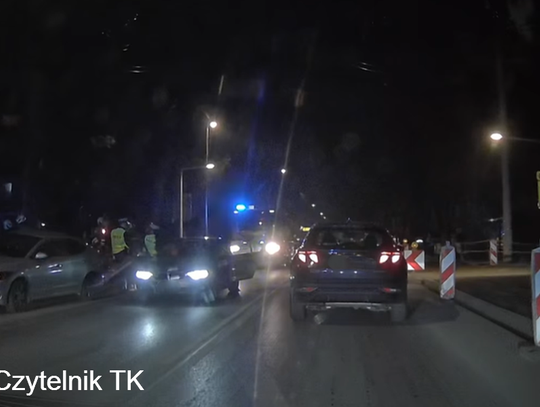 Śmigłowiec Lotniczego Pogotowia Ratunkowego na miejscu potrącenia kobiety na ulicy Prudnickiej w Krapkowicach