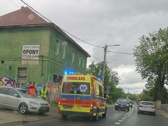 Policja i służby ratunkowe na miejscu potrącenia rowerzystki przez kierowcę forda na ulicy Opolskiej w Krapkowicach.
