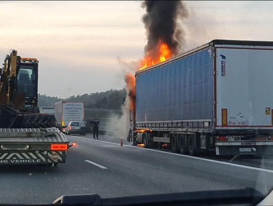 Pożar ciężarówki na autostradzie A4 w rejonie Krapkowic – strażacy gaszą płonącą naczepę przewożącą sprzęt AGD
