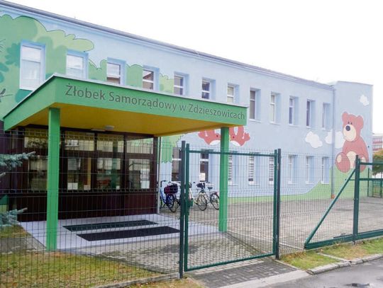 Przykładowa sala sensoryczno‑motoryczna z wyposażeniem wspierającym rozwój dzieci w wieku żłobkowym.