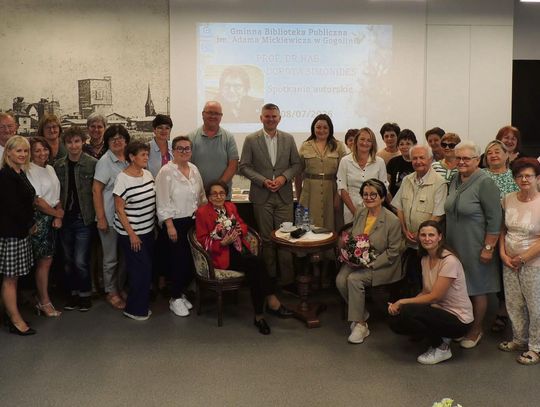 Prof. Dorota Simonides podczas spotkania autorskiego w Gminnej Bibliotece Publicznej w Gogolinie — rozmowa o „Księdze Bajek Opolskich”