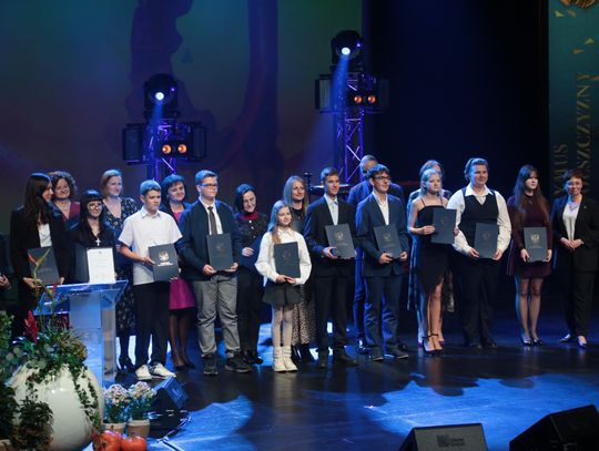 Prymusi i dyrektor – wyróżnieni podczas Regionalnego Święta Edukacji