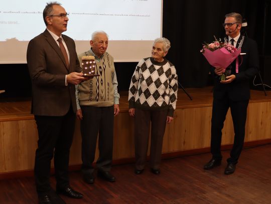 Uhonorowanie państwa Henryka i Eleonory Jaschik podczas sesji Rady Miejskiej w Krapkowicach