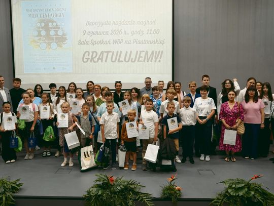 Nagrodzeni uczniowie PSP Malnia prezentują swoje prace genealogiczne podczas konkursu wojewódzkiego.