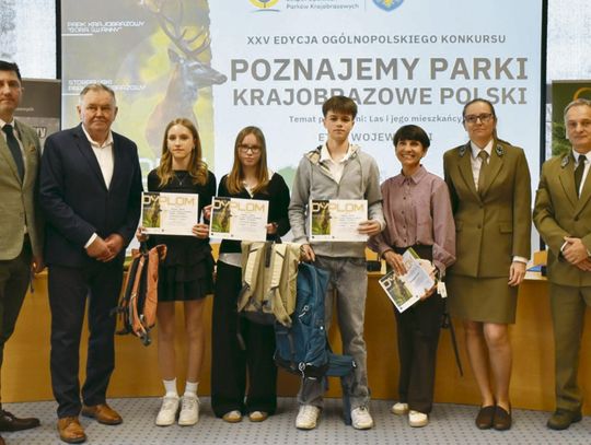 Zwycięska drużyna PSP nr 2 w Zdzieszowicach podczas finału wojewódzkiego konkursu „Poznajemy Parki Krajobrazowe Polski”