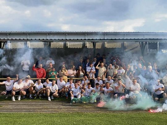 Piłkarze LZS Racławiczki świętują awans do klasy okręgowej po zwycięstwie 5:0 nad Orłem Źlinice