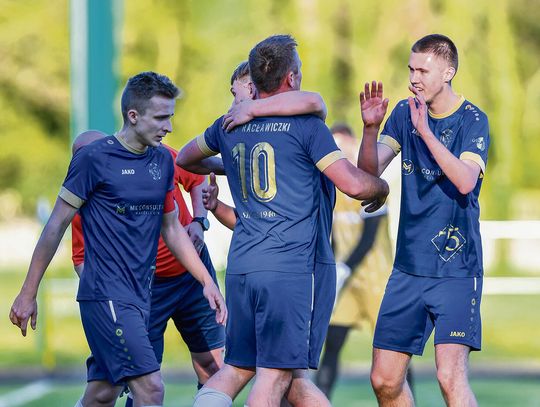 Piłkarze Racławiczek podczas sparingu z Naprzodem Jemielnica — akcja ofensywna na boisku
