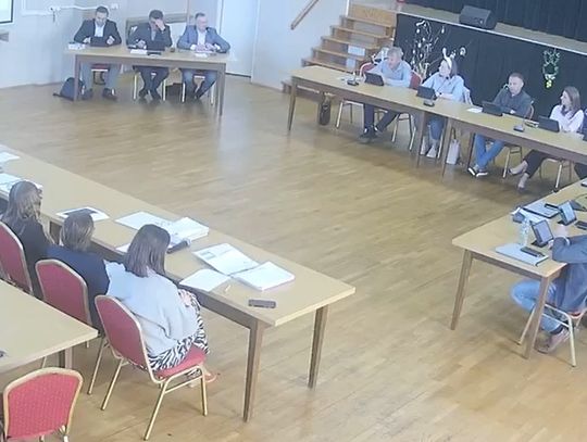 Radni Rady Miejskiej w Strzeleczkach podczas sesji w sali obrad