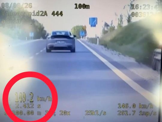 Policyjny radiowóz podczas kontroli prędkości na drodze krajowej