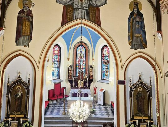 Relikwie św. Szarbela w kościele parafialnym w Dobrej podczas nabożeństwa