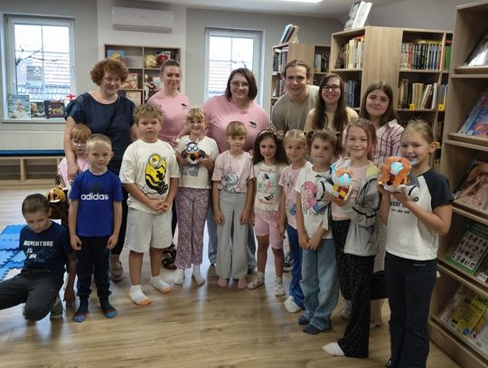 Dzieci programują roboty podczas warsztatów z kodowania w Gminnej Bibliotece Publicznej w Strzeleczkach