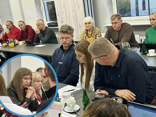 Rodzice protestujący na komisji edukacji w Krapkowicach przeciwko planowanemu połączeniu przedszkoli