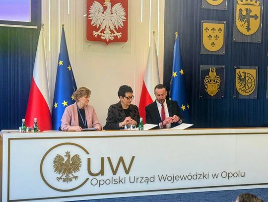 Burmistrz Sylwester Gidel podpisuje umowę o dofinansowaniu rozbudowy ulicy Zielonej w Zdzieszowicach w Urzędzie Wojewódzkim w Opolu