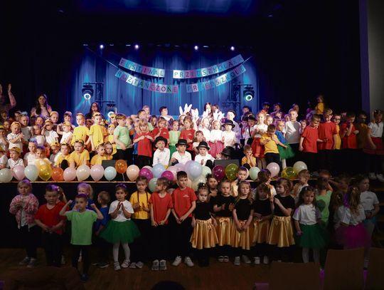 Dzieci występujące na scenie podczas Festiwalu Przedszkolaka „Roztańczone Przedszkole” w Walcach