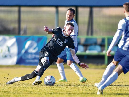 Piłkarze Ruchu Zdzieszowice świętują bramkę w derbowym meczu z LZS Walce