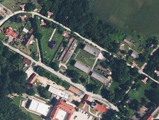 Plac budowy na ulicy Ogrodowej w Żyrowej - rozebrana nawierzchnia, maszyny drogowe i tymczasowe oznakowanie ruchu.