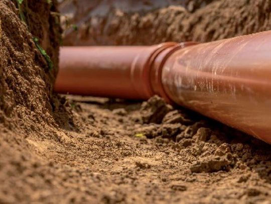 Prace przy budowie kanalizacji sanitarnej na ulicy Polnej w sołectwie Jasiona w gminie Zdzieszowice.