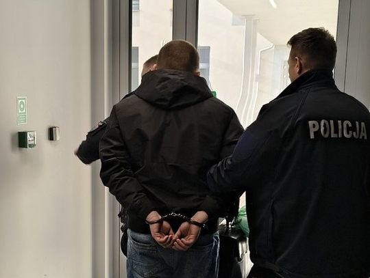 Policja Krapkowice podczas interwencji wobec 32-letniego podglądacza dzieci w supermarkecie – mężczyzna przyłapany w damskiej toalecie.