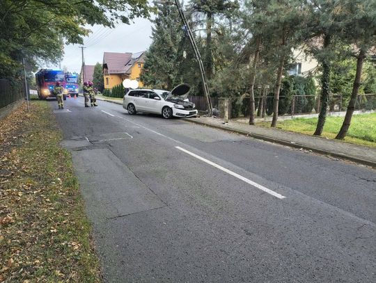 Groźnie wyglądające zdarzenie w Rozwadzy. Passat uderzył w słup energetyczny