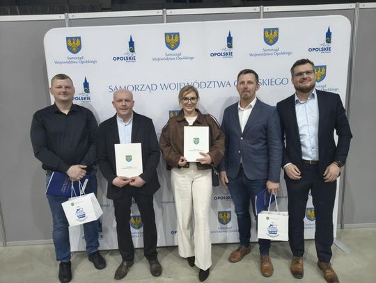 Uczestnicy konferencji Opolskiego Forum Liderów Wiejskich w Opolu podczas wręczenia wyróżnień dla sołectw Ścigów i Łowkowice