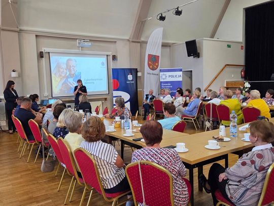 na zdjęciu Policjanci i burmistrz Marek Pietruszka podczas spotkania z seniorami w Strzeleczkach