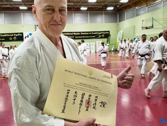 Sensei Zbigniew Sitarz odbiera 7. dan podczas Międzynarodowego Seminarium Karate w Zielonej Górze
