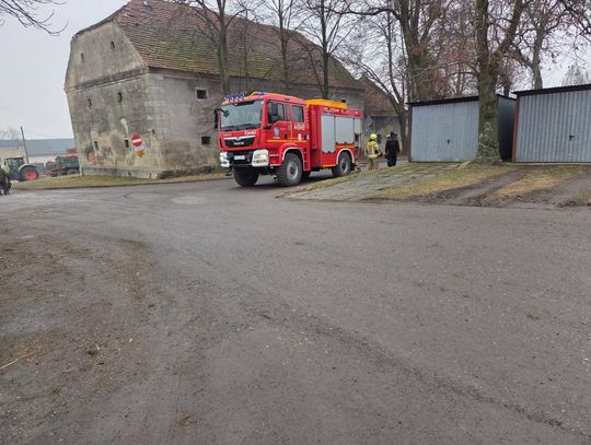 Strażacy OSP Kórnica podczas interwencji przy pożarze komina w budynku mieszkalnym.