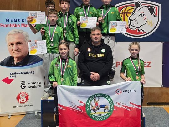 Zapaśnicy ZKS Gogolin po ceremonii medalowej w Hradcu Králové
