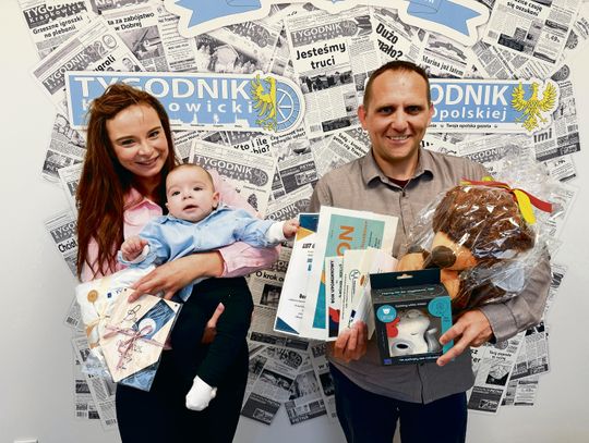 Siedmiomiesięczny Bartosz Honcel z Krapkowic „Dzidziusiem Miesiąca”! Uroczyste wręczenie nagród w redakcji Laureat konkursu „Dzidziuś Miesiąca” odbierający nagrody w redakcji Tygodnika Krapkowickiego