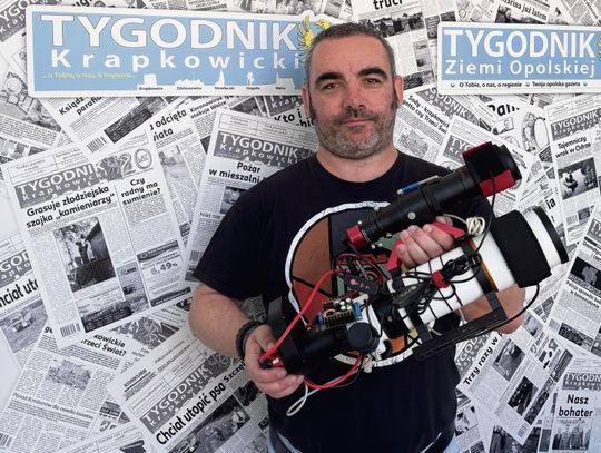 Sięga obiektywem miliard lat świetlnych w głąb kosmosu. Szymon Brekier opowiada o swojej pasji Astrofotograf Szymon Brekier fotografuje nocne niebo teleskopem w Żużeli