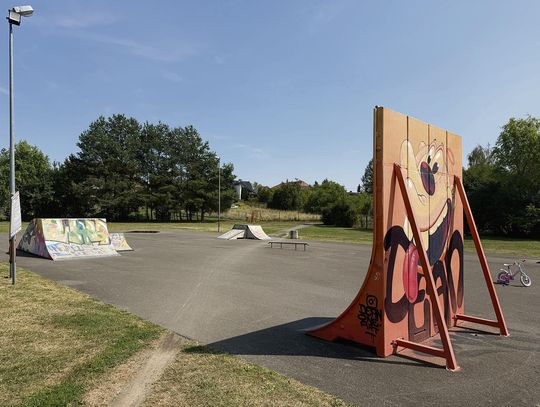 „Skatepark na Placu Eichendorffa w Otmęcie — widoczne rampy i zaśmiecony teren wokół obiektu.”