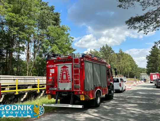 Służby ratunkowe pracują przy torach kolejowych na odcinku Górażdże–Przywory po śmiertelnym potrąceniu przez pociąg.
