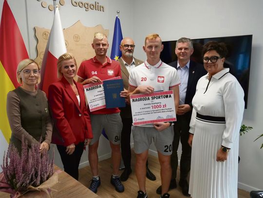 Filip i Kamil Szamperowie wyróżnieni Nagrodą Sportową Burmistrza Gogolina za sukces w zawodach Mini Football w Bułgarii.