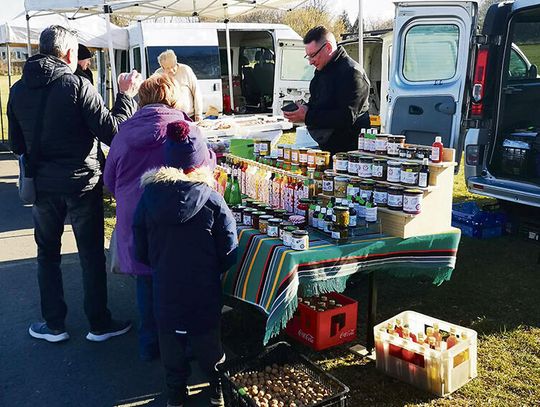 Stoiska z regionalnymi produktami na Placu Eichendorffa w Krapkowicach podczas wydarzenia „Straganik”