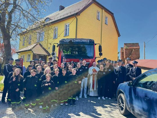Strażacy OSP uczestniczący w uroczystej mszy świętej w kościele w Komornikach