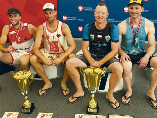 Opolscy strażacy odbierający złote i srebrne medale podczas XII Mistrzostw Polski PSP w siatkówce plażowej w Starych Jabłonkach.